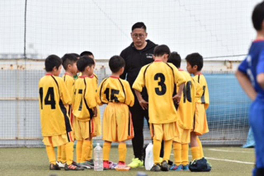 子どもたちに試合のポイントを伝える